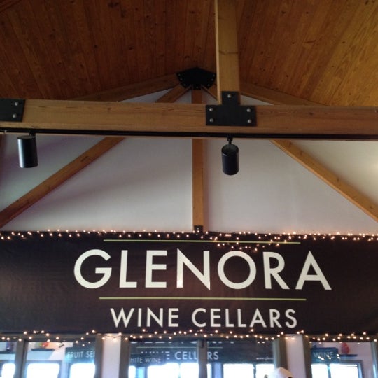 Foto tirada no(a) Glenora Wine Cellars por Kimberly S. em 6/13/2012
