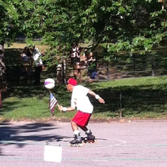 Foto tomada en Central Park Dance Skaters Association (CPDSA) — Free Roller Skating Rink  por George L. el 8/18/2012