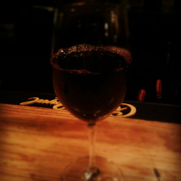 Foto tomada en Mantel Wine Bar and Bistro  por Shua D. el 7/3/2012