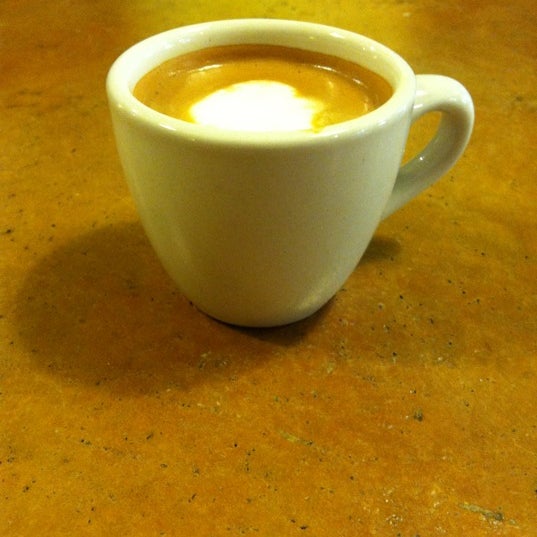 รูปภาพถ่ายที่ Alabaster Coffee Roaster &amp; Tea Co. โดย Sean F. เมื่อ 5/11/2012