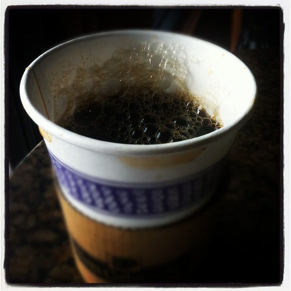 รูปภาพถ่ายที่ Peet&#39;s Coffee &amp; Tea โดย Leticia S. เมื่อ 8/18/2012