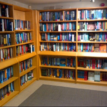 Photo prise au Cambridge University Press Bookshop par Vivi le5/20/2012