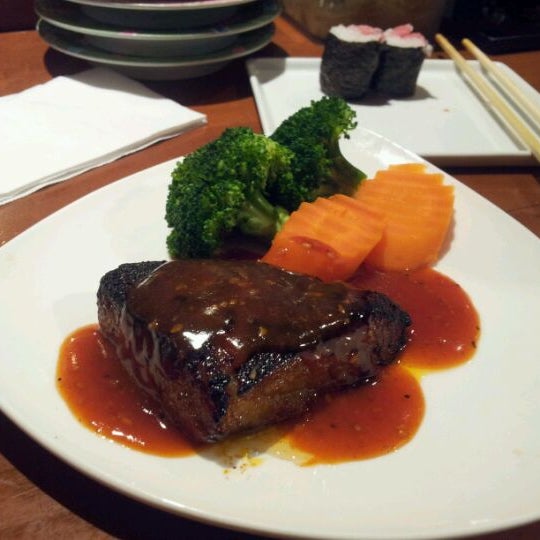 รูปภาพถ่ายที่ East Japanese Restaurant (Japas 27) โดย Alex C. เมื่อ 3/19/2012