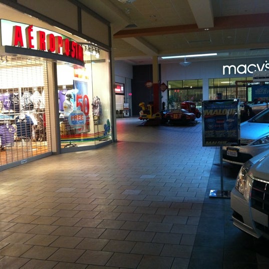 3/31/2011 tarihinde Oscar G.ziyaretçi tarafından Brunswick Square Mall'de çekilen fotoğraf