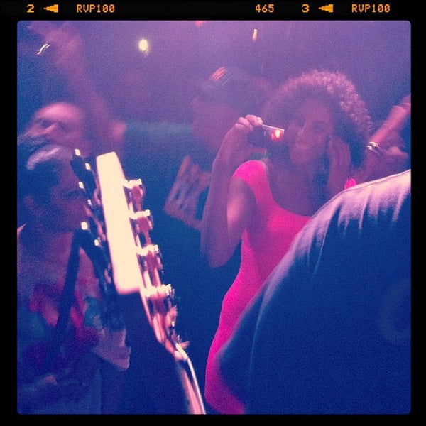 Foto tirada no(a) AXIS Nightclub por Pu&#39;unui W. em 8/11/2012