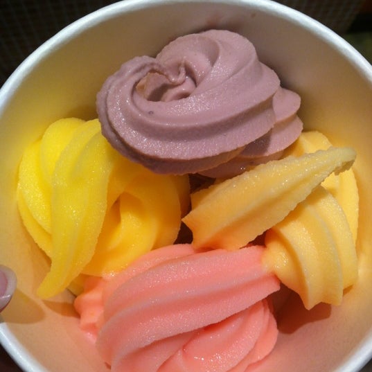 Das Foto wurde bei Orange Leaf Frozen Yogurt von Jennnnay Z. am 6/22/2012 aufgenommen