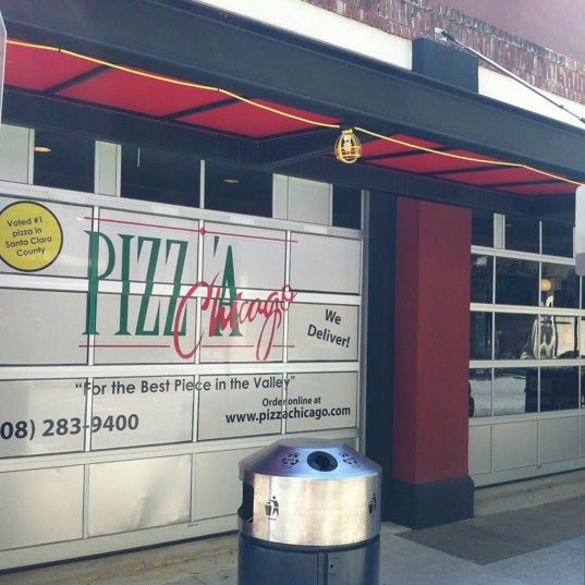 Foto tirada no(a) Pizz&#39;a Chicago por Bob Q. em 8/2/2012