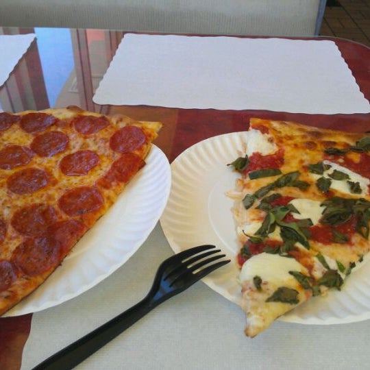 Снимок сделан в Mamma s Brick Oven Pizza &amp; Pasta пользователем Jason G. 4/17/2012