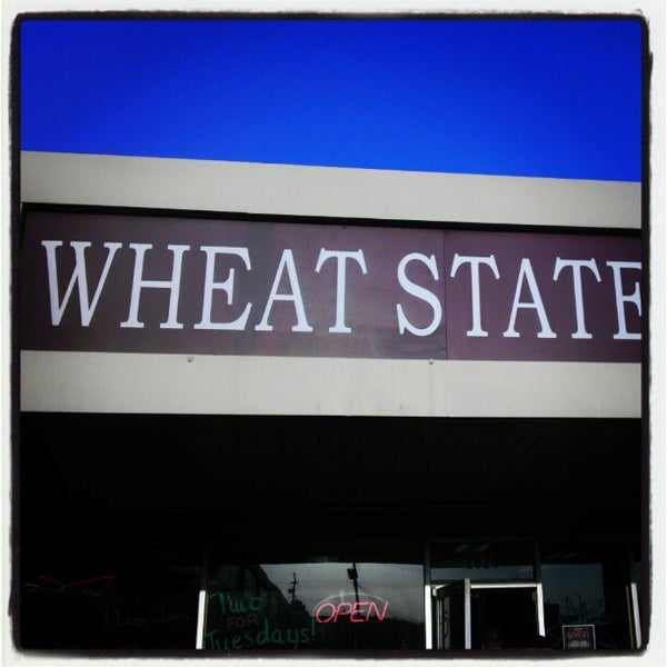 Foto diambil di Wheat State Pizza 47 oleh Benton pada 4/3/2012