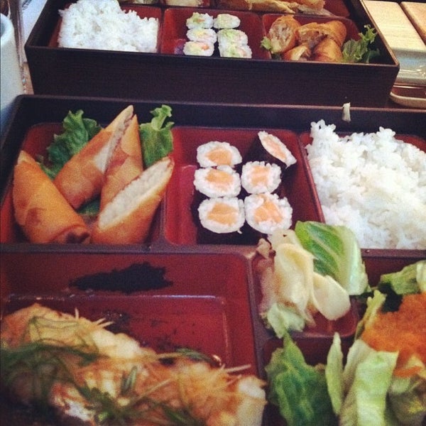 รูปภาพถ่ายที่ Monster Sushi โดย Alice Q. เมื่อ 2/5/2012