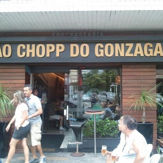 Foto tirada no(a) Ao Chopp do Gonzaga por Alan F. em 4/7/2012