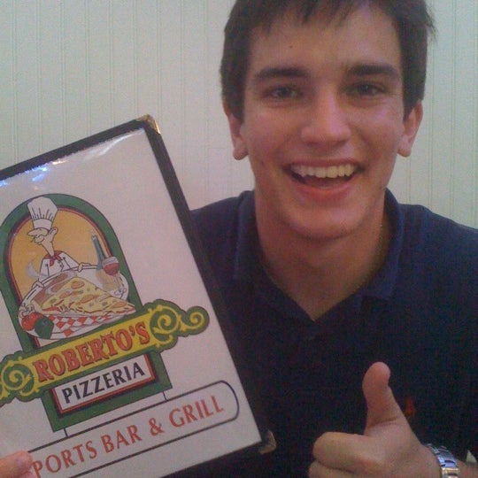 Снимок сделан в Roberto&#39;s Pizzeria Sports Bar &amp; Grill пользователем Alli C. 7/8/2011