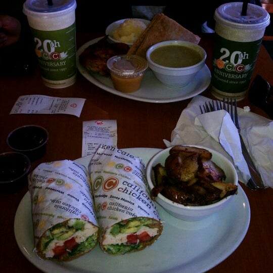 11/19/2011 tarihinde Nickziyaretçi tarafından California Chicken Cafe'de çekilen fotoğraf