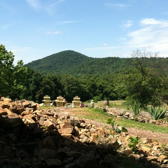 6/17/2012 tarihinde Lauren S.ziyaretçi tarafından Cobbler Mountain Cellars'de çekilen fotoğraf