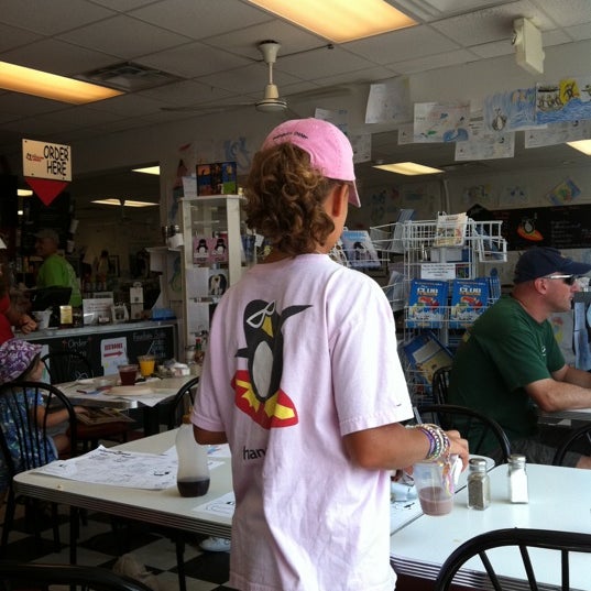 8/19/2011 tarihinde Brenda M.ziyaretçi tarafından Penguin Diner'de çekilen fotoğraf