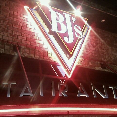Foto diambil di BJ&#39;s Restaurant &amp; Brewhouse oleh Curt E. pada 1/30/2011