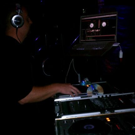 Das Foto wurde bei LiVE! Nite Club and Music Venue von Prime T. am 9/29/2011 aufgenommen