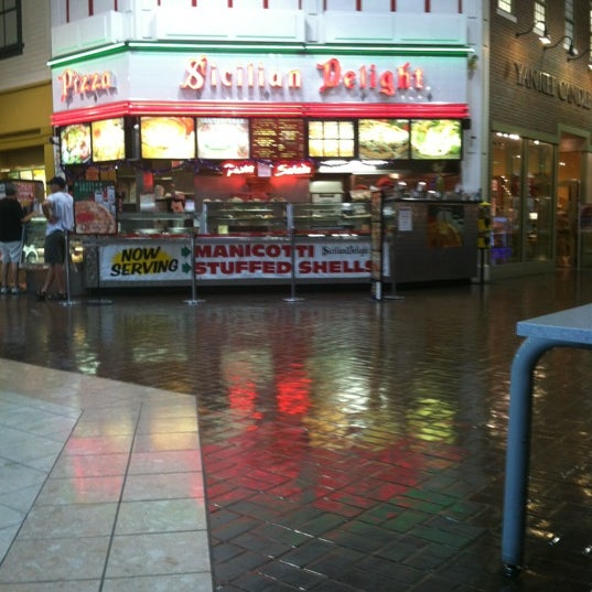 รูปภาพถ่ายที่ Sangertown Square Mall โดย Rosemarie เมื่อ 7/2/2012