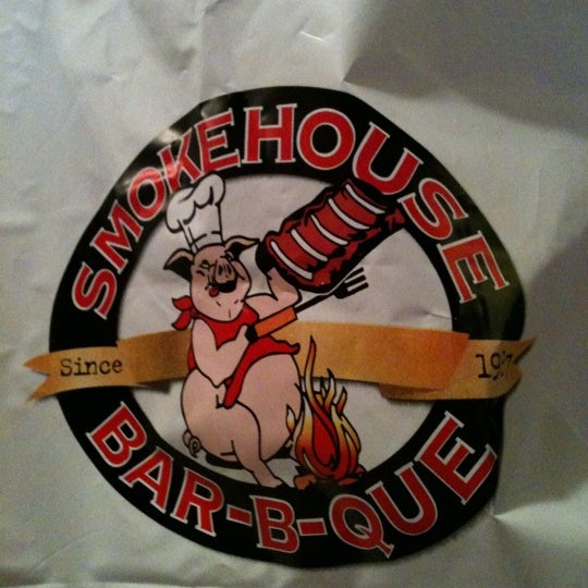 Foto tirada no(a) Smokehouse Barbecue-Gladstone Mo por BeeBitten em 4/20/2011
