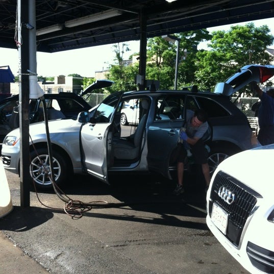 Снимок сделан в Somerville Car Wash пользователем Seth M. 6/15/2012