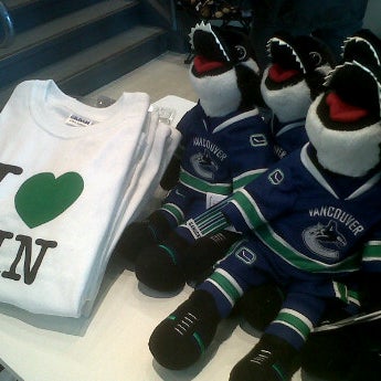 รูปภาพถ่ายที่ Canucks Team Store โดย Kelly เมื่อ 10/19/2011