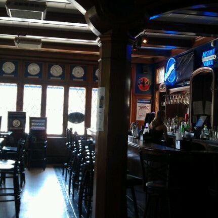 5/20/2012 tarihinde Bill S.ziyaretçi tarafından On The Clock Bar &amp; Grill'de çekilen fotoğraf
