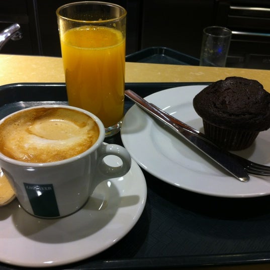 รูปภาพถ่ายที่ Il Caffè di Roma โดย Mila M. เมื่อ 1/12/2012