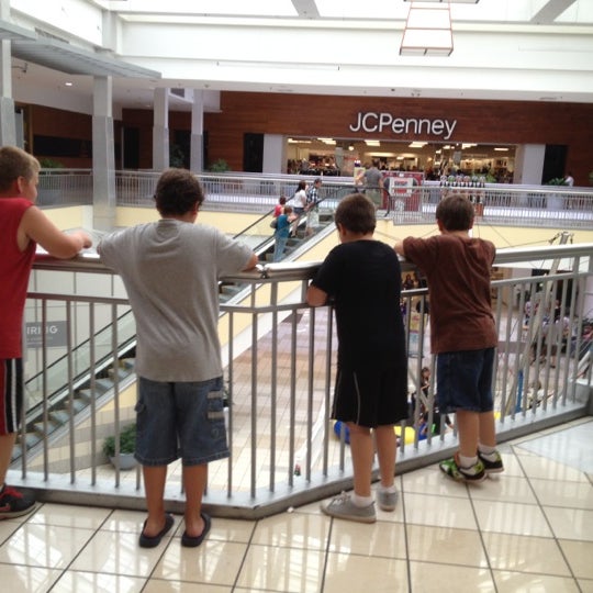 8/4/2012 tarihinde Victoria C.ziyaretçi tarafından St. Clair Square Mall'de çekilen fotoğraf