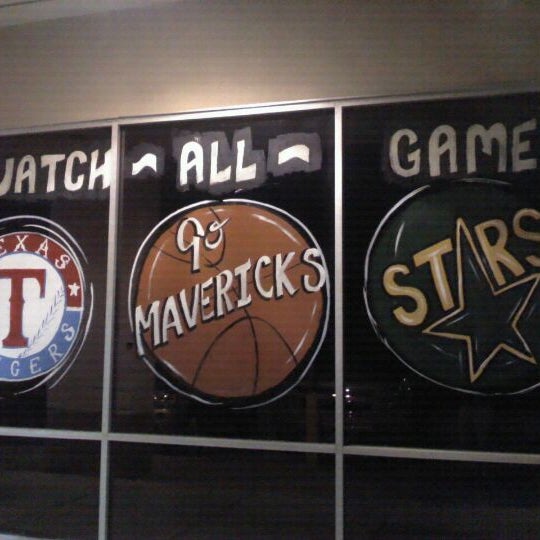Снимок сделан в No Frills Grill &amp; Sports Bar - Fort Worth пользователем Red H. 8/28/2011