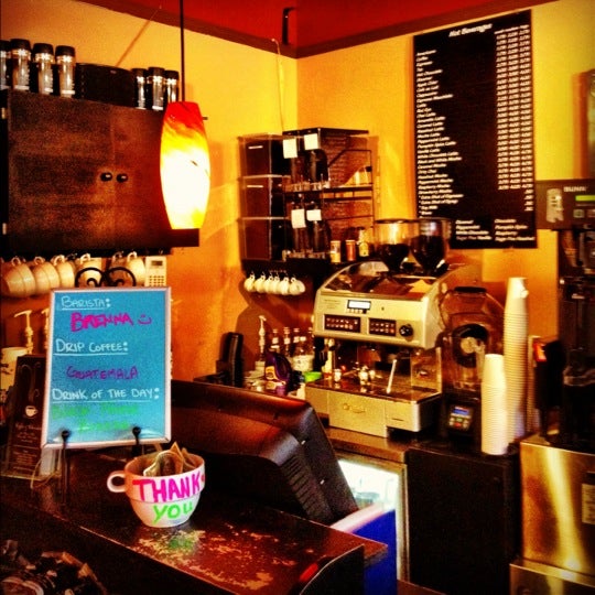 รูปภาพถ่ายที่ Coffee &amp; Chocolate โดย Jason เมื่อ 5/25/2012