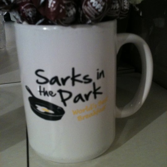 รูปภาพถ่ายที่ Sarks in the Park โดย Troy K. เมื่อ 1/30/2011