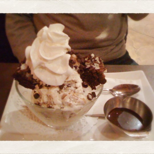 Foto tomada en Spin Dessert Cafe  por Moonal S. el 5/15/2011