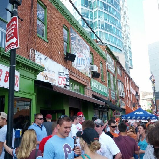 Foto scattata a Pickles Pub da Jesse R. il 6/8/2012
