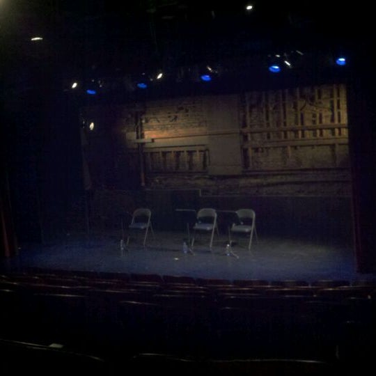 รูปภาพถ่ายที่ Theatre 80 โดย Scott N. เมื่อ 10/17/2011