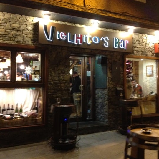 Foto diambil di Vielhito&#39;s Bar oleh Loves pada 1/12/2012