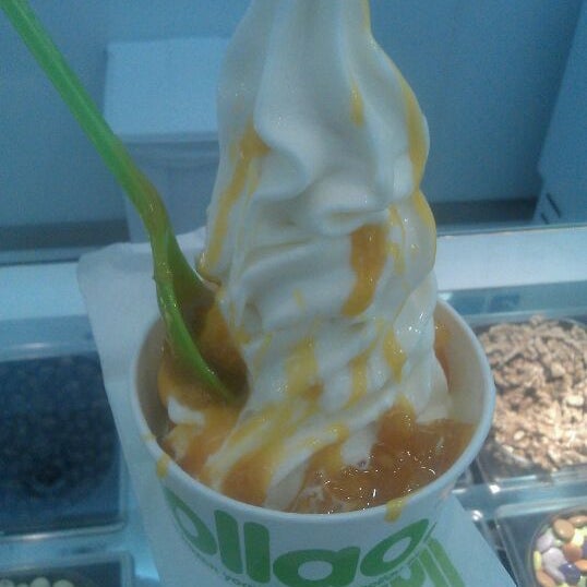 Photo taken at Llaollao by Rosa d. on 10/6/2011