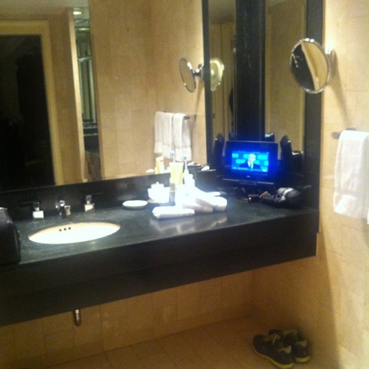 Foto diambil di The Michelangelo Hotel oleh Mouse M. pada 1/21/2012