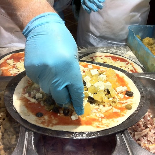 รูปภาพถ่ายที่ Pasta Pesto Pizza โดย Mazen M. เมื่อ 12/2/2011