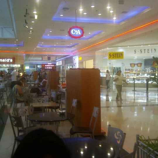 Foto tirada no(a) Suzano Shopping por Aline G. em 3/2/2012