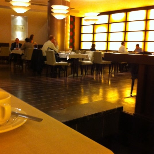 Foto diambil di Avalon Restaurant oleh Konstandinos S. pada 10/12/2011