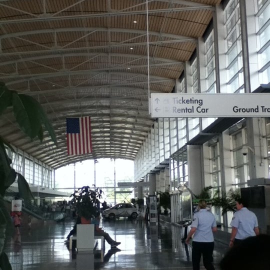 รูปภาพถ่ายที่ Shreveport Regional Airport (SHV) โดย Tanakarn T. เมื่อ 4/2/2012