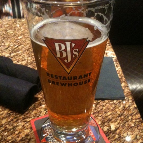 Photo taken at BJ&#39;s Restaurant &amp; Brewhouse by Marcus on 1/14/2011