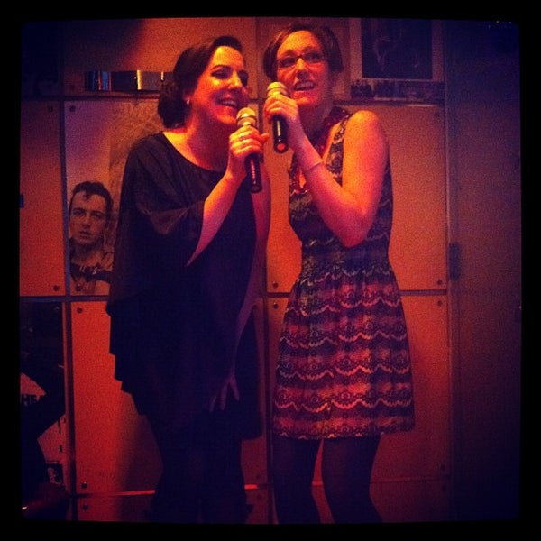 Photo prise au Chorus Karaoke &amp; Lounge par Justin D. le11/5/2011