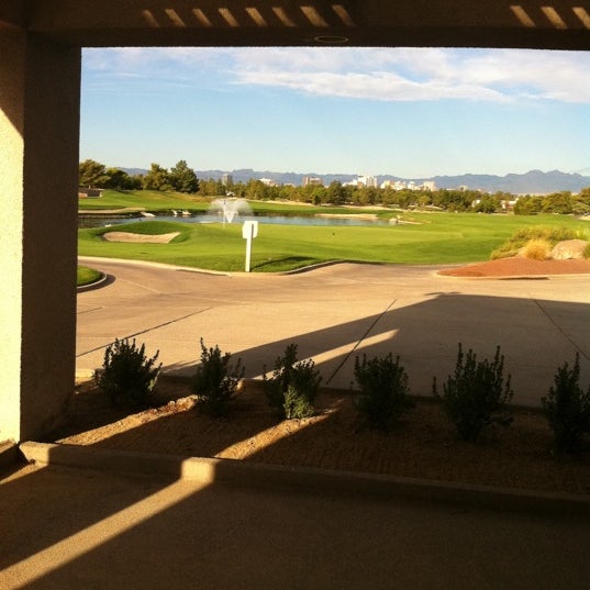Foto scattata a Desert Pines Golf Club and Driving Range da Gordon H. il 10/1/2011