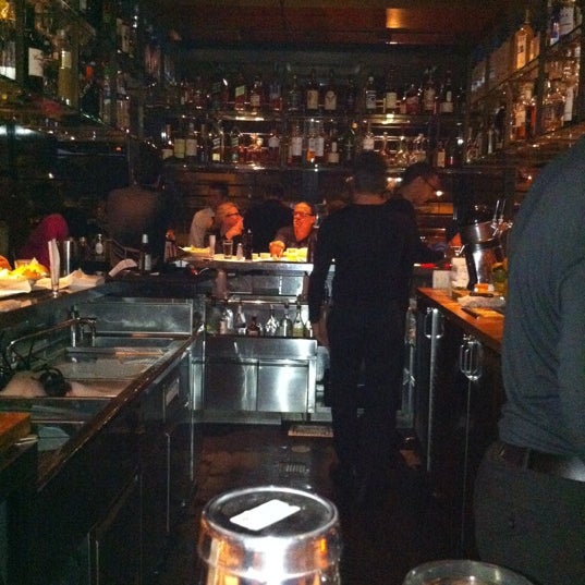 Photo taken at Houston&#39;s Restaurant by Gordon C. on 8/21/2011