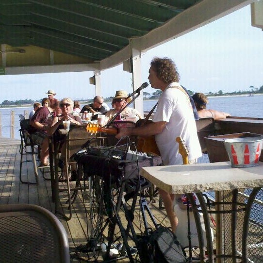 Foto scattata a Pelican&#39;s Bar &amp; Grill da Jen H. il 8/21/2011