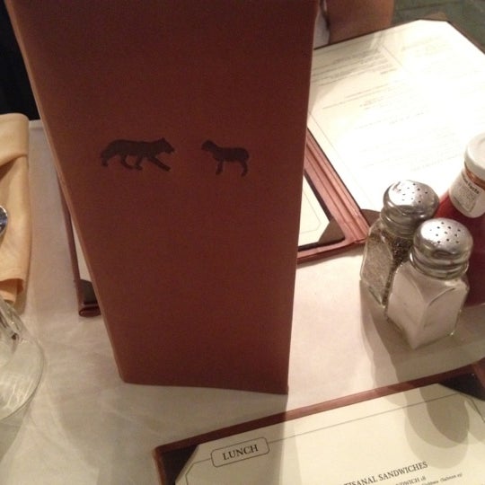 Foto diambil di Wolf &amp; Lamb Steakhouse oleh Jhonatan P. pada 7/9/2012