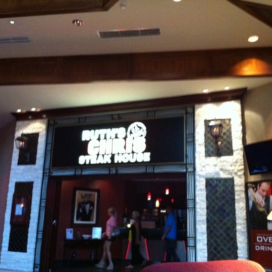 Foto diambil di Ruth&#39;s Chris Steak House - St. Louis Downtown oleh Erin M. pada 8/15/2011
