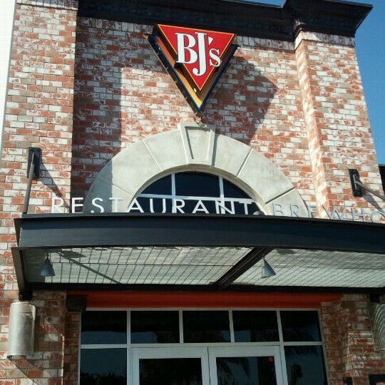Foto tirada no(a) BJ&#39;s Restaurant &amp; Brewhouse por ⓢⓤⓐⓝⓨ❤ em 9/22/2011