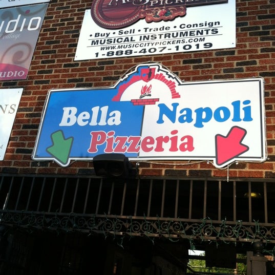 6/3/2012 tarihinde Nancy T.ziyaretçi tarafından Bella Napoli Pizzeria'de çekilen fotoğraf